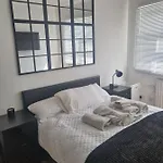 Manhattan Studio Flat Northbridge Services
